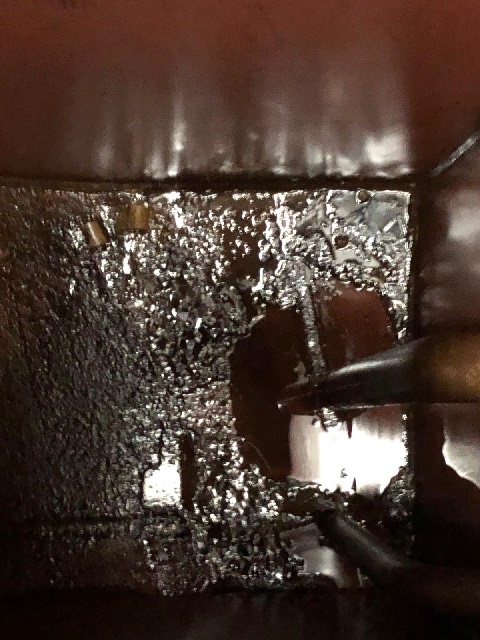 Gasoliebunkers schoonmaken binnenvaartschip
